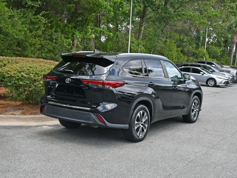 Used 2023 Toyota Highlander XLE FWD image 4