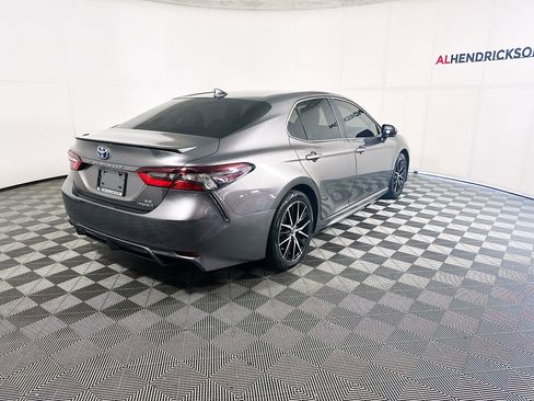 Used 2022 Toyota Camry SE image 3