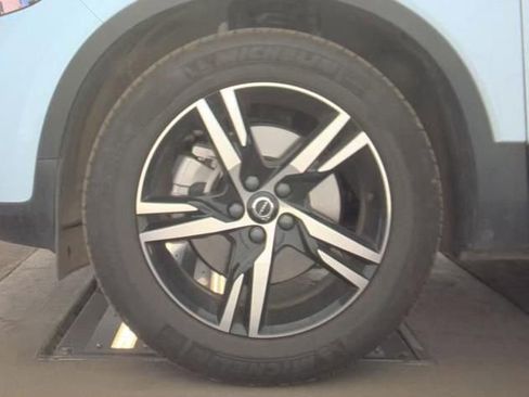 Used 2025 Volvo XC40 B5 Core AWD/4WD image 3
