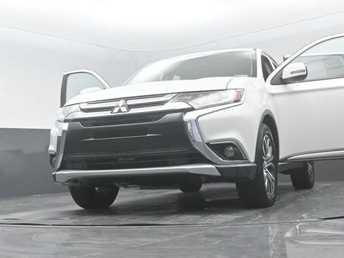 Used 2018 Mitsubishi Outlander SE AWD/4WD image 34