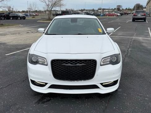 Used 2022 Chrysler 300 Touring L image 9