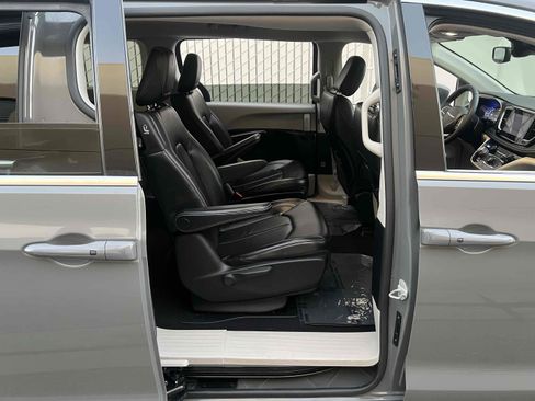 Used 2022 Chrysler Pacifica Touring-L image 40