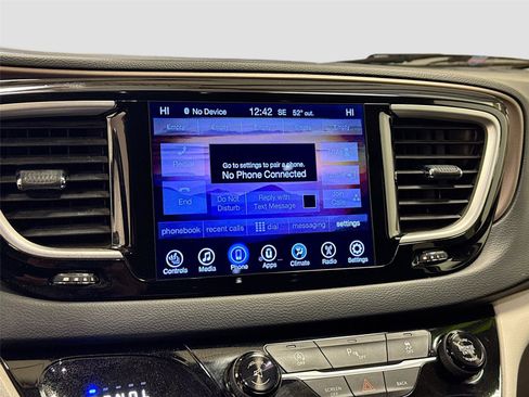 Used 2017 Chrysler Pacifica Touring-L image 14