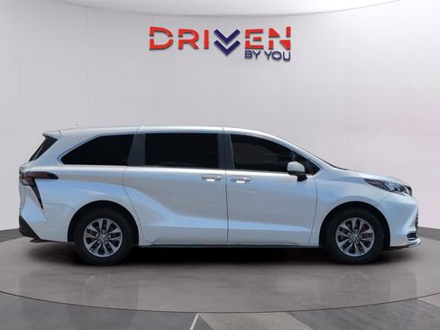 Used 2024 Toyota Sienna XLE FWD image 6