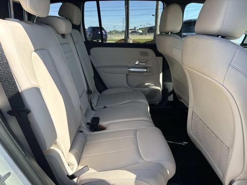 Used 2025 Mercedes-Benz GLB 250 image 9