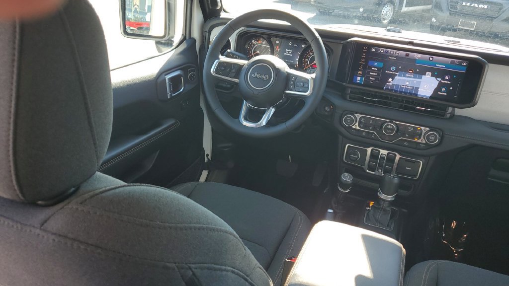 Used 2026 Jeep Wrangler Unlimited Sahara AWD/4WD image 12