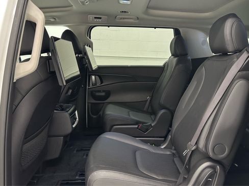 Used 2025 Kia Carnival SX FWD image 15