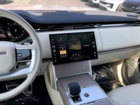 New 2026 Land Rover Range Rover Long Wheelbase SE AWD/4WD image 9