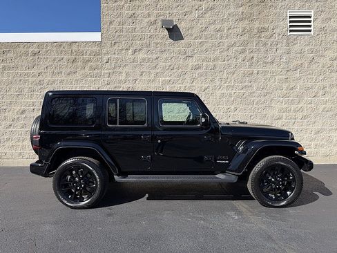 Used 2022 Jeep Wrangler Unlimited Sahara AWD/4WD image 2