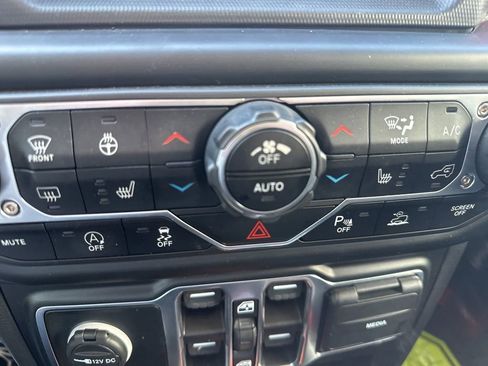 Used 2022 Jeep Wrangler Unlimited Rubicon w/ LED Lighting Group AWD/4WD image 18