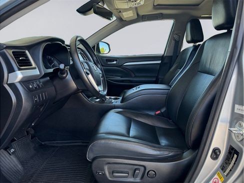 Used 2017 Toyota Highlander XLE FWD image 10