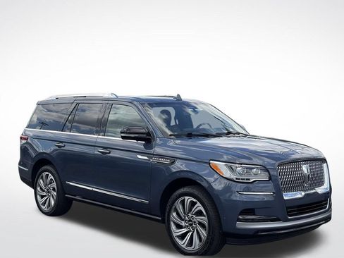 Used 2022 Lincoln Navigator Reserve AWD/4WD image 2