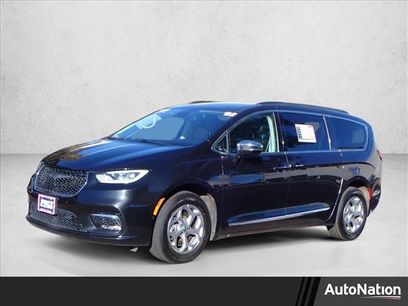 Used 2022 Chrysler Pacifica Limited w/ Uconnect Theater Family Group