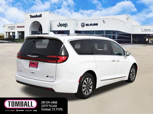 Used 2021 Chrysler Pacifica Limited w/ Uconnect Theater Family Group image 7