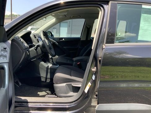 Used 2017 Volkswagen Tiguan Limited w/ Alloy Wheels Package FWD image 15