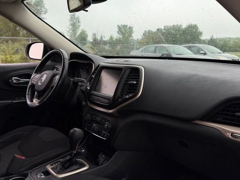 Used 2016 Jeep Cherokee Latitude w/ Cold Weather Group AWD/4WD image 11