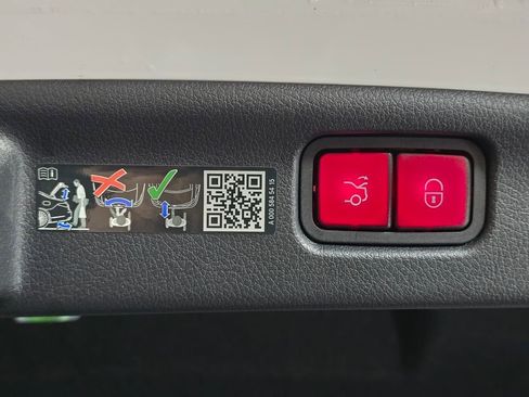 Used 2025 Mercedes-Benz C 300 4MATIC Sedan image 10