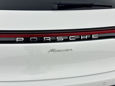 Certified 2023 Porsche Macan AWD/4WD image 35