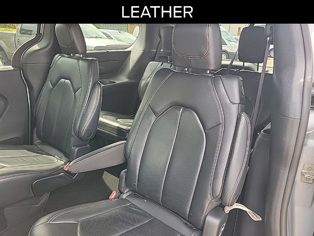 Used 2022 Chrysler Pacifica Touring-L w/ S Appearance Package FWD image 11