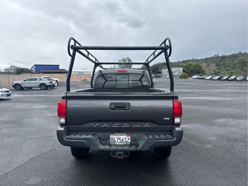 Used 2018 Toyota Tacoma TRD Sport w/ Technology Package image 6