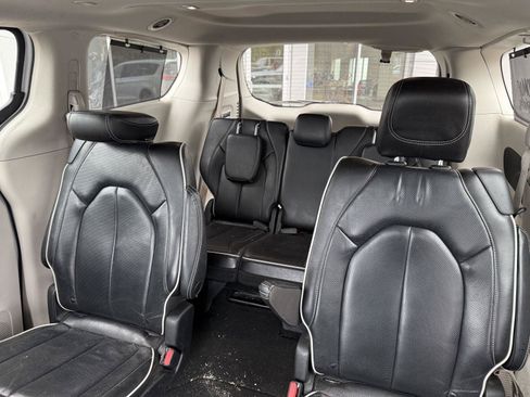 Used 2022 Chrysler Pacifica Limited FWD image 14