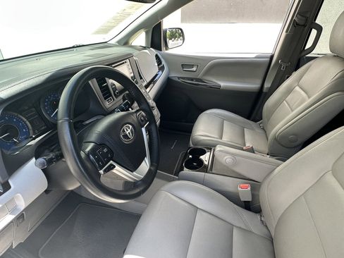Used 2020 Toyota Sienna XLE FWD image 34