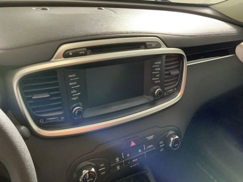 Used 2018 Kia Sorento AWD image 16