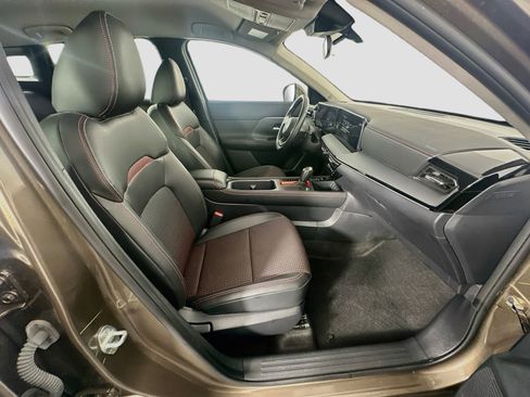 Used 2025 Nissan Kicks SR FWD image 32