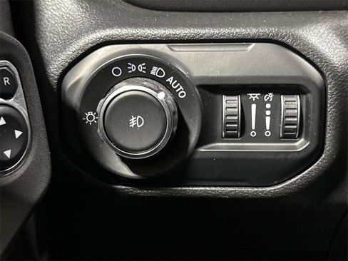 Used 2020 Jeep Wrangler Unlimited Sahara image 21