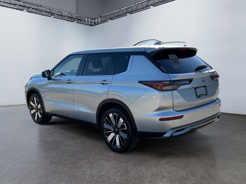 Used 2025 Mitsubishi Outlander SE FWD image 5