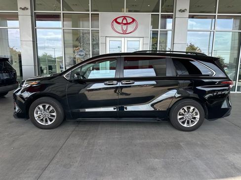 Certified 2025 Toyota Sienna XLE FWD image 4