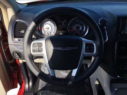 Used 2015 Chrysler Town & Country Touring-L w/ Driver Convenience Group FWD image 17