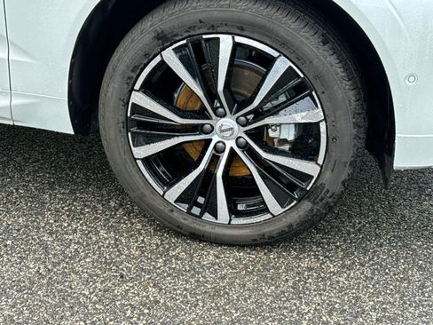 Used 2025 Volvo XC60 B5 Plus image 7