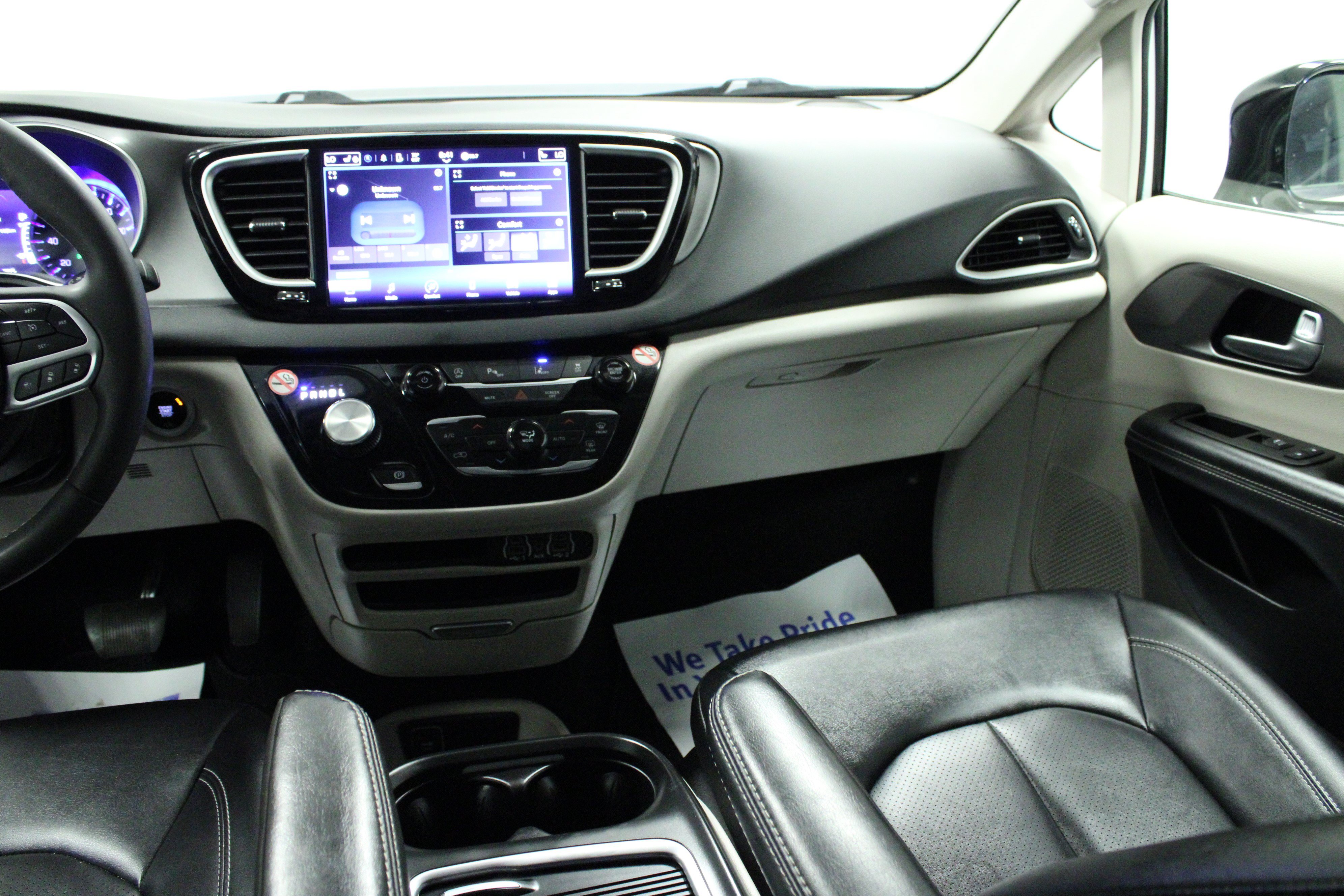 Used 2024 Chrysler Pacifica Touring-L FWD image 23