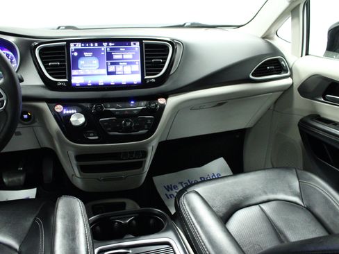 Used 2024 Chrysler Pacifica Touring-L FWD image 23