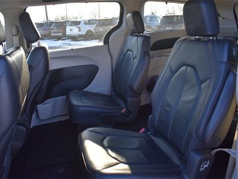 Used 2018 Chrysler Pacifica Touring-L image 18
