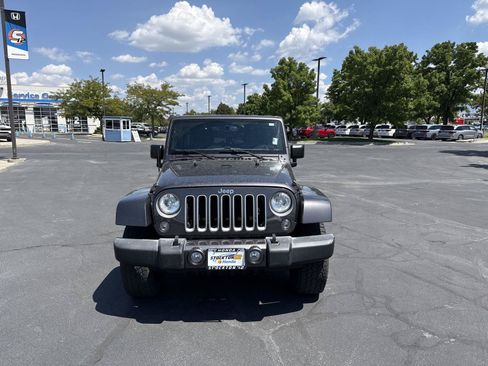 Used 2016 Jeep Wrangler Unlimited Sahara w/ Connectivity Group AWD/4WD image 2