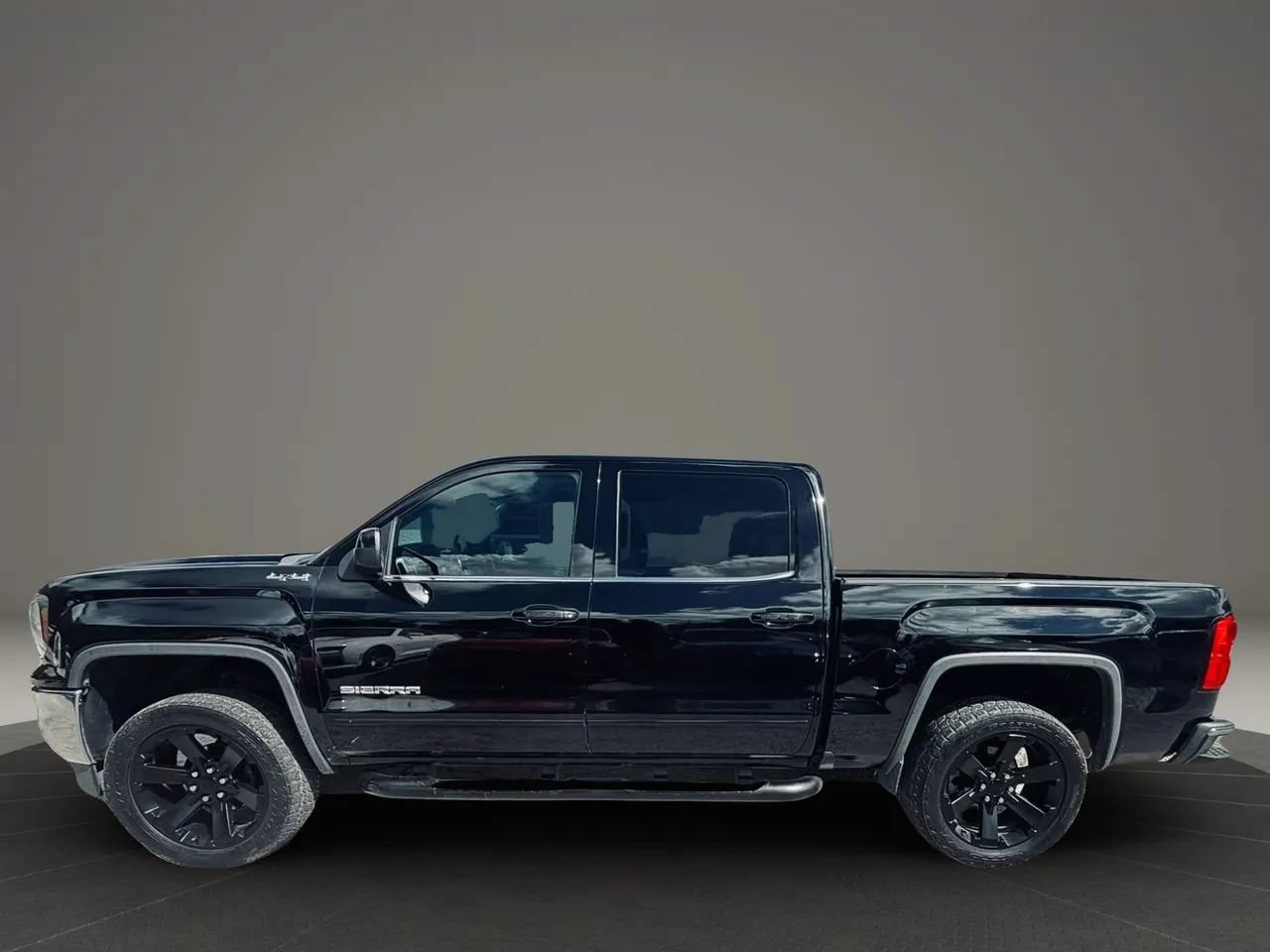 Used 2017 GMC Sierra 1500 SLE w/ SLE Value Package AWD/4WD image 2