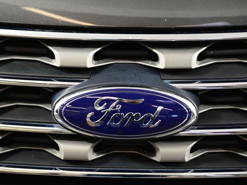 Used 2017 Ford Explorer XLT w/ Equipment Group 202A image 14