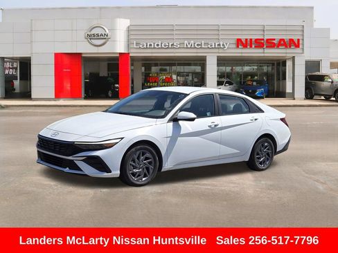 Used 2024 Hyundai Elantra SEL FWD image 9
