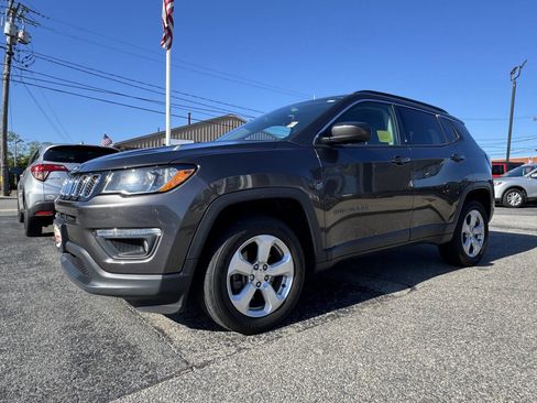 Used 2018 Jeep Compass Latitude w/ Popular Equipment Group AWD/4WD image 3