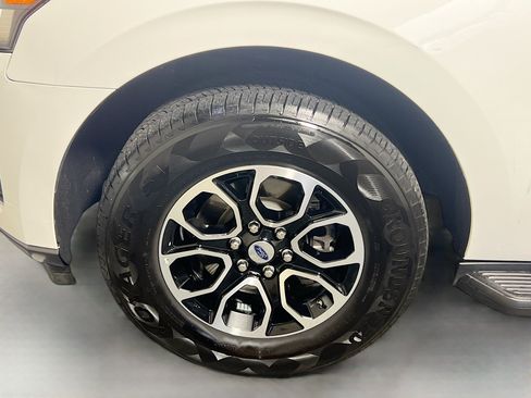 Used 2024 Ford Expedition XLT RWD image 13
