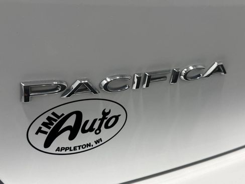 Used 2024 Chrysler Pacifica Touring-L FWD image 5