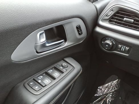 Used 2025 Chrysler Pacifica Limited FWD image 21