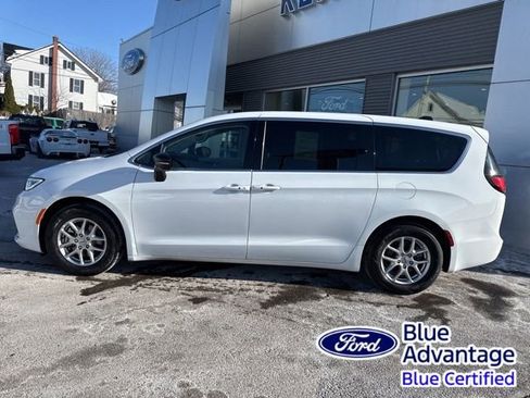 Used 2024 Chrysler Pacifica Touring-L image 9