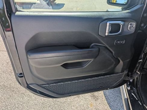 Used 2025 Jeep Wrangler Unlimited Rubicon AWD/4WD image 12