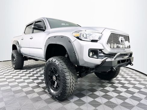 Used 2016 Toyota Tacoma TRD Sport image 8