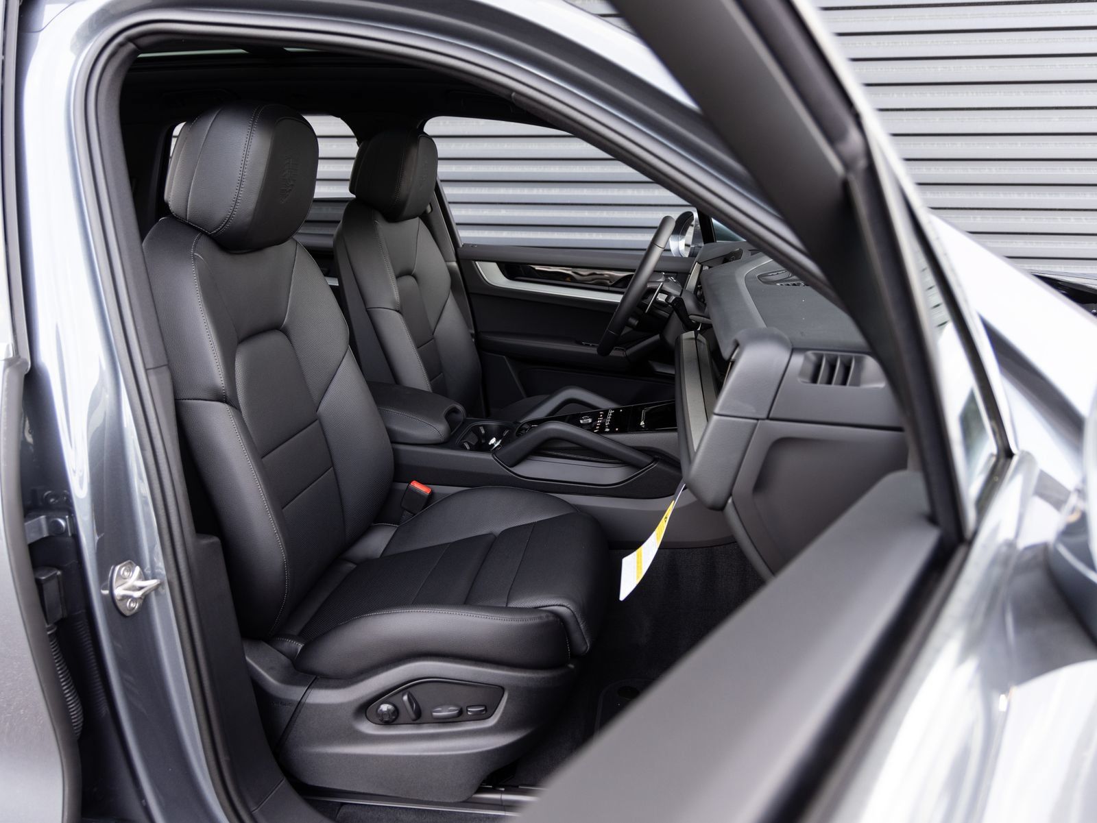 Certified 2026 Porsche Cayenne AWD/4WD image 32