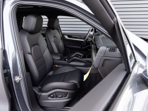 Certified 2026 Porsche Cayenne AWD/4WD image 32