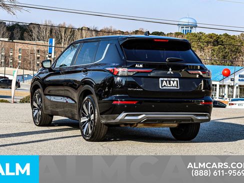 Used 2025 Mitsubishi Outlander SE image 7